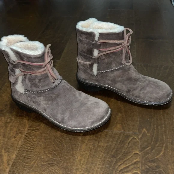 UGG Caspia Boot - Picture 3 of 10